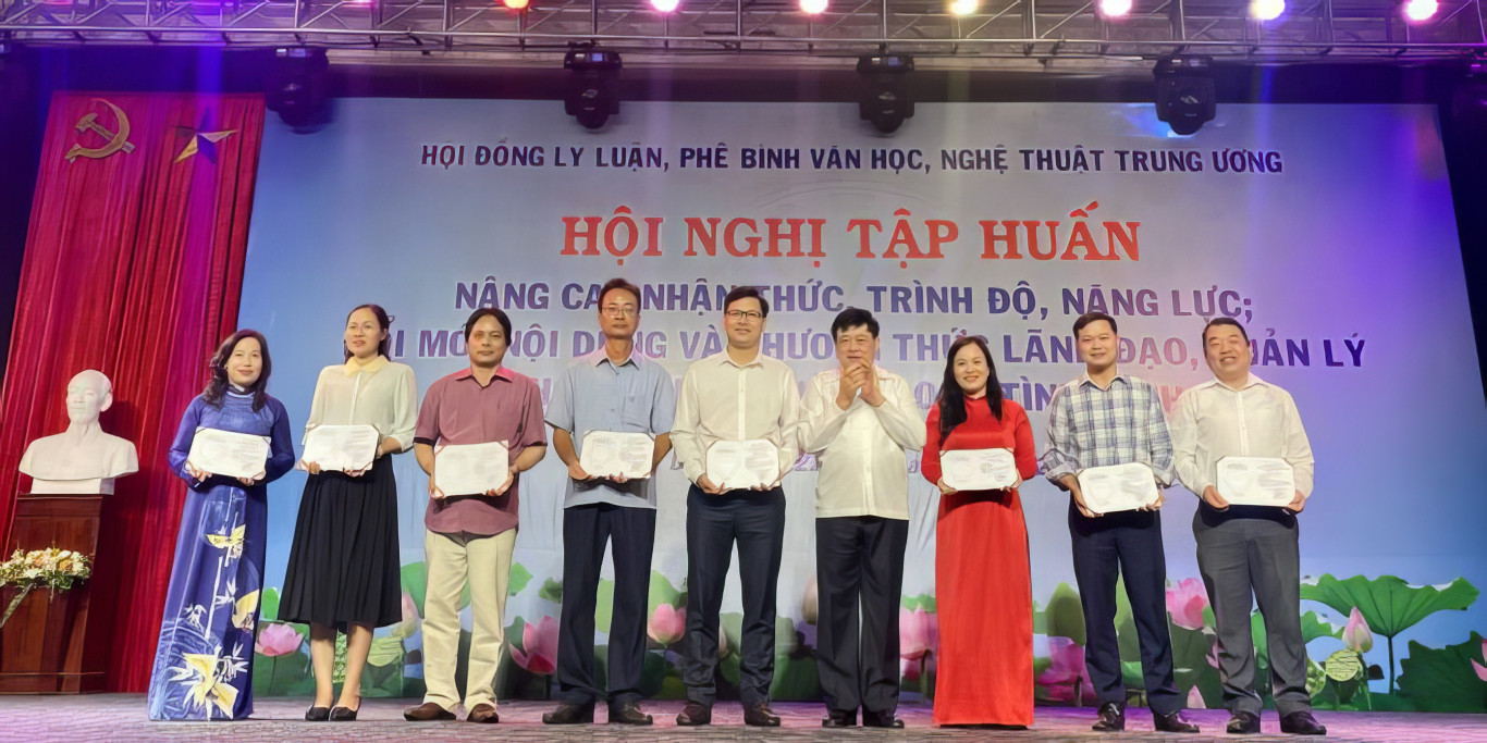 Hội đồng lý luận, phê bình văn học, nghệ thuật Trung ương trao chứng nhận tập huấn Nâng cao nhận thức, trình độ, năng lực; đổi mới nội dung và phương thức lãnh đạo, quản lý văn học, nghệ thuật trong tình hình mới tại Ninh Bình - Ảnh: I.T